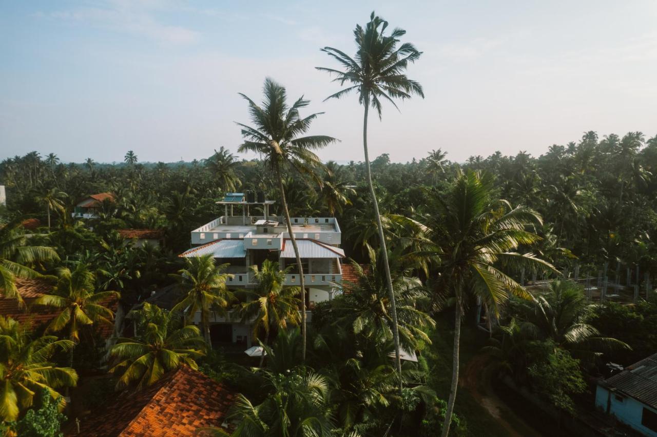 Plantation Surf Inn & Restaurant Midigama Exterior photo